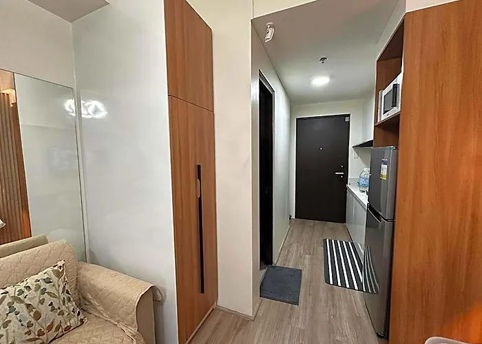 Cozy Couple's Getaway - The Median Hotel *