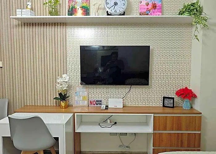 Cozy Couple's Getaway - The Median Hotel *